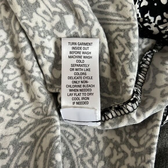 😊3/$30 Laura Ashley 1X B&W paisley tunic top. Buttery soft! - Picture 9 of 9